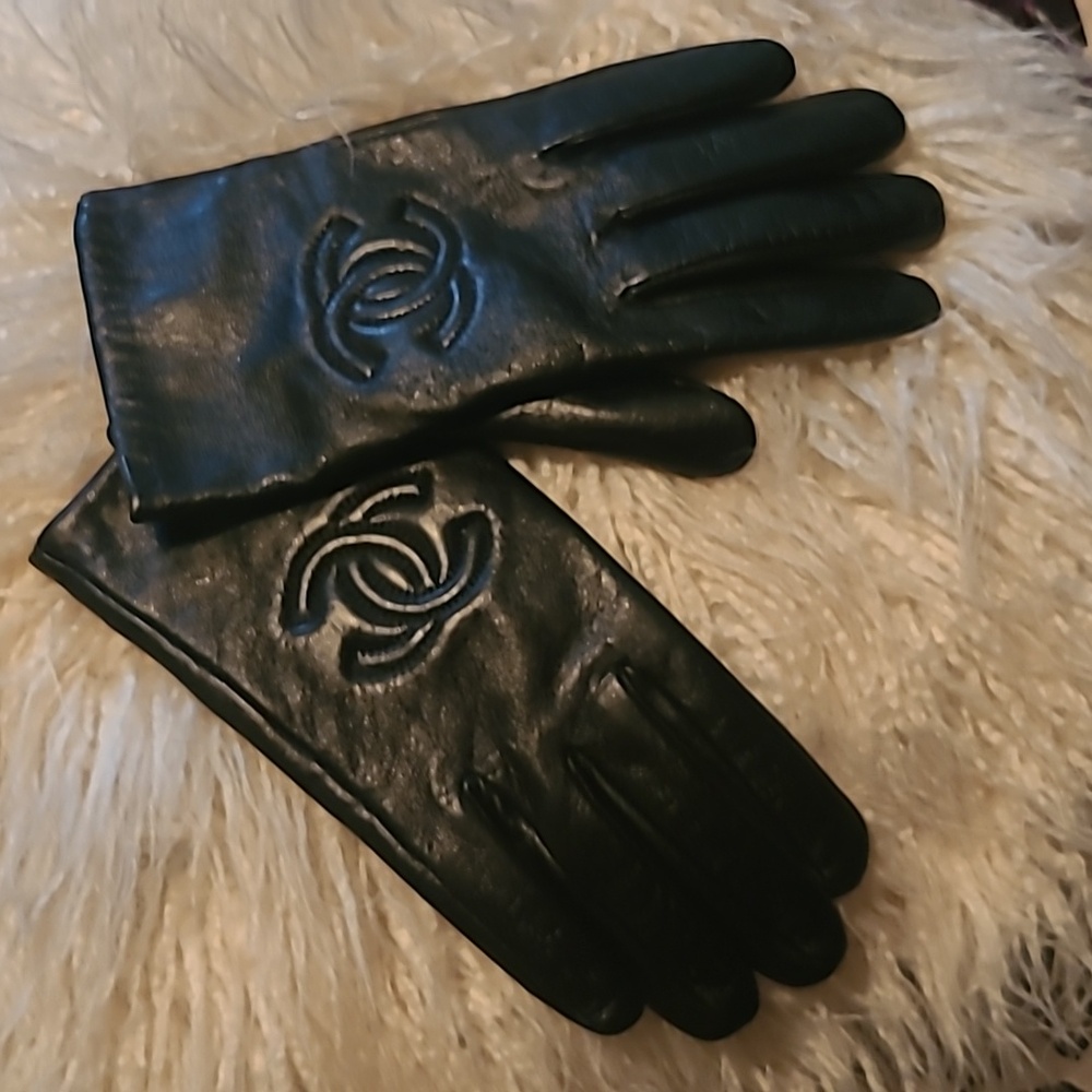 CHANEL leather gloves